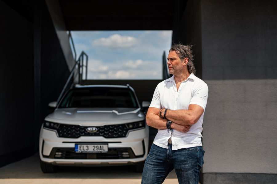 Jaromír Jágr usedl za volant vozu Kia Sorento Plug-in Hybrid