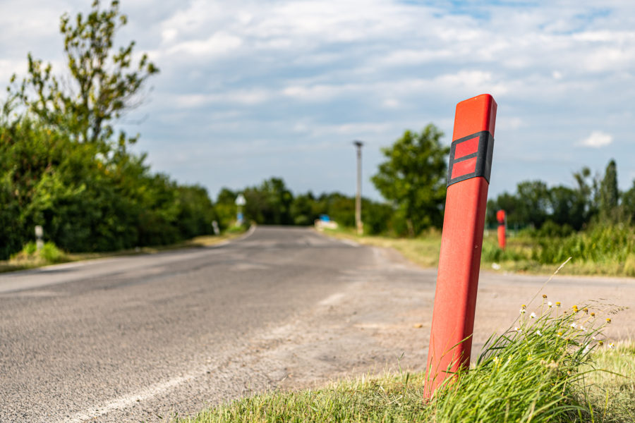 Pozor na modré a červené sloupky u silnic, znamenají možné nebezpečí