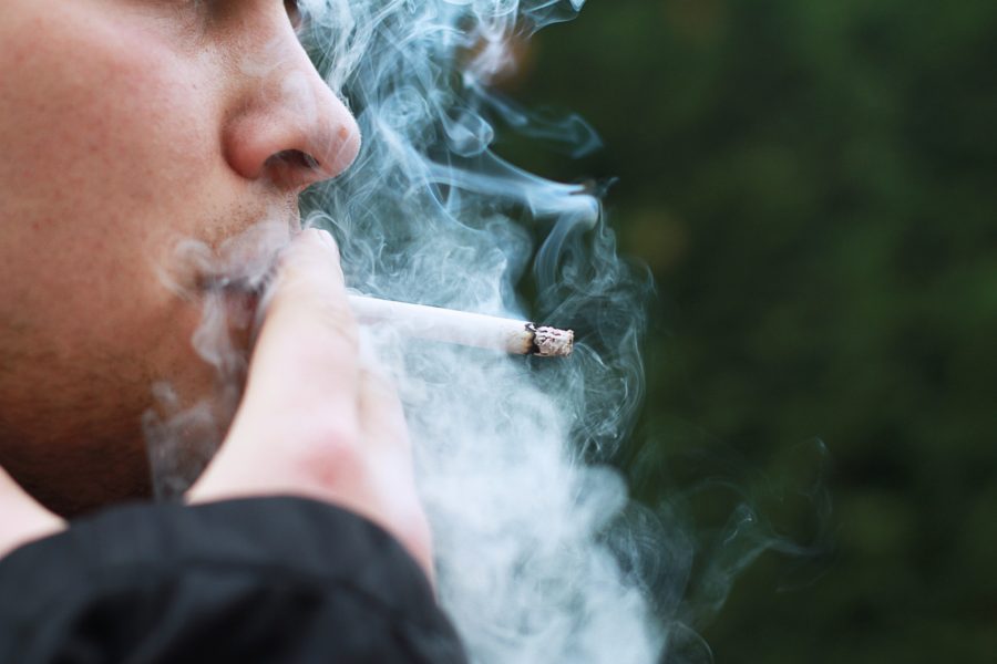 Cigareta v autě vás v některých zemích může přijít pořádně draho