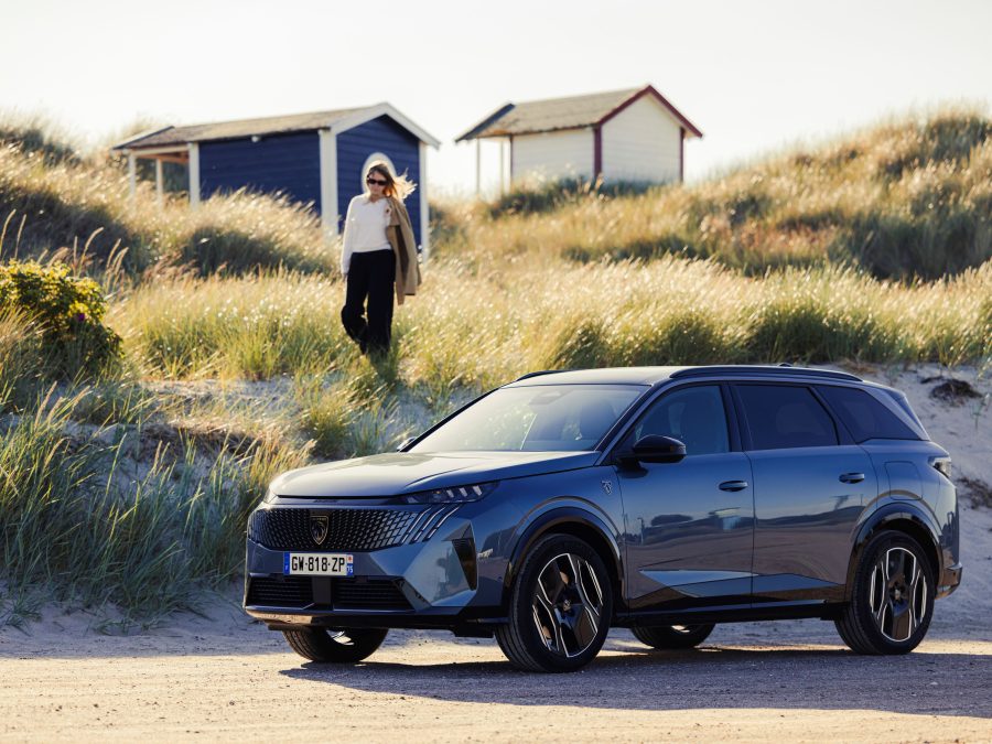 U Peugeotu elektromobilita sílí, spalovací motory klesají
