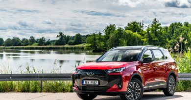 Chery Tiggo 7 2026: Plug-in hybrid za 759 tisíc, nevyplatí se ale připlatit?