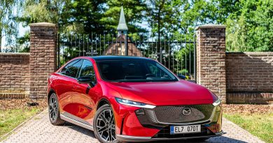 Nejhezčí elektromobil na trhu? Mazda 6e nadchne komfortem, zamrzí jen v detailech